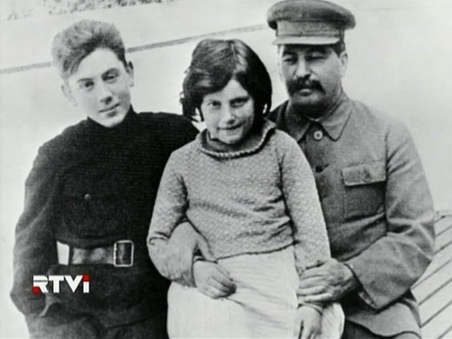 Bà Svetlana Alliluyeva khi còn nhỏ cùng Stalin và anh trai