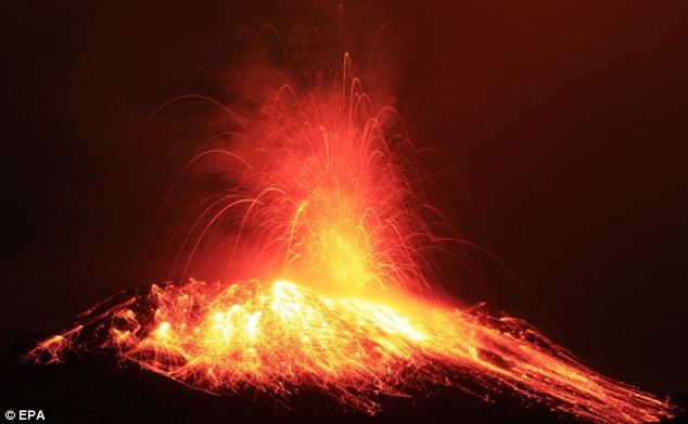 Núi lửa Tungurahua phun dung nham nóng chảy