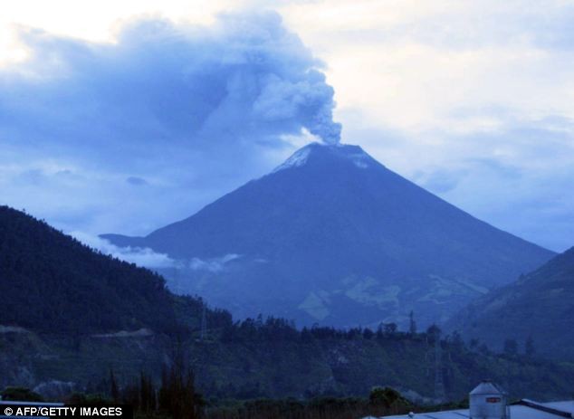 Tro bụi phát ra từ miệng núi lửa Tungurahua