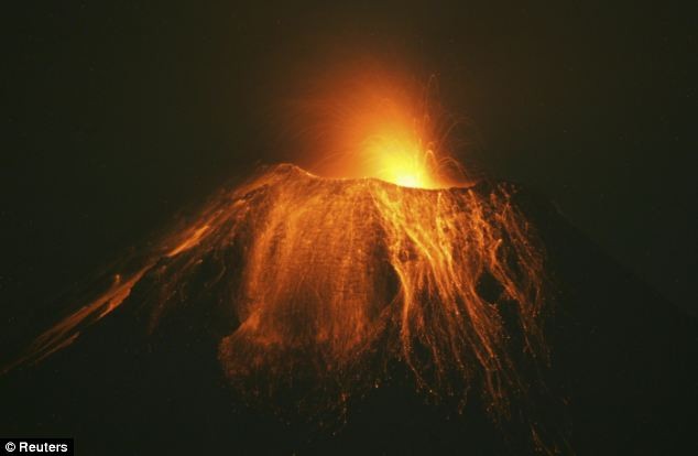 Dung nhám nóng chảy thắp sáng miệng núi lửa Tungurahua trong đêm
