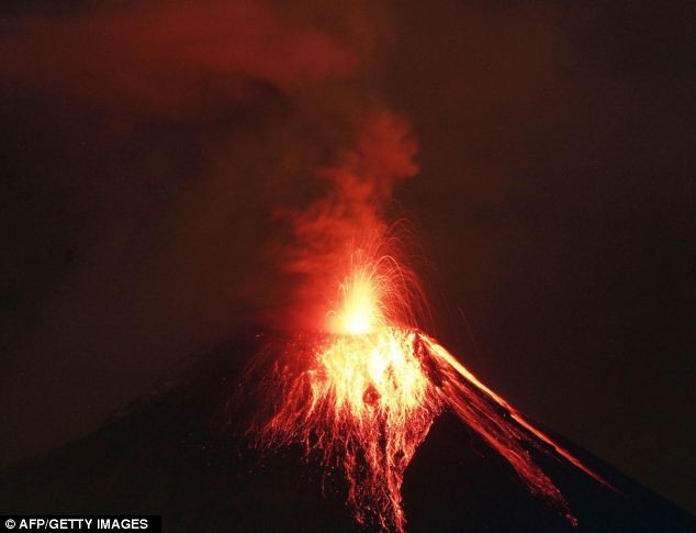 Nham thạch nóng 1.000 độ C trào ra từ miệng núi lửa Tungurahua