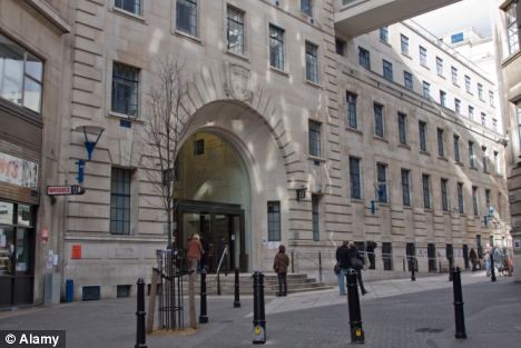 Trường Kinh tế và khoa học chính trị London nằm trên đường Houghton, London, Anh.
