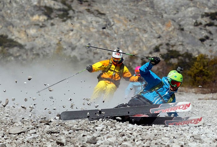 Hai vận động viên trượt tuyết đang cố vượt qua một sườn núi đầy đá nghiền tại làng Haiming, ở phía tây nước Áo ngày 30/11.