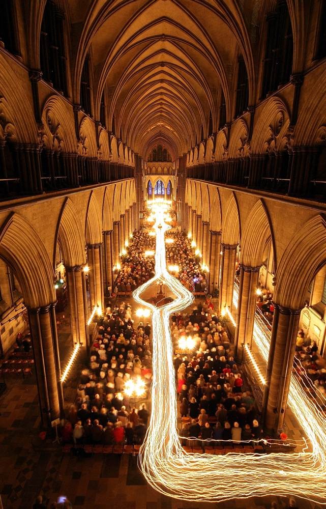 Nột thất bên trong nhà thờ Salisbury, Anh được chiếu sáng bởi những con đường tạo ra bằng nến hôm 25/11.