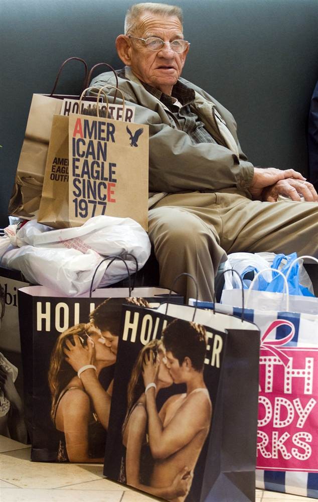 Ông Bobby Snodderly, 77 tuổi, tại Mỹ giữ túi đồ ông vừa cùng gia đình mua sắm cho dịp lễ Giáng sinh hôm 25/11.