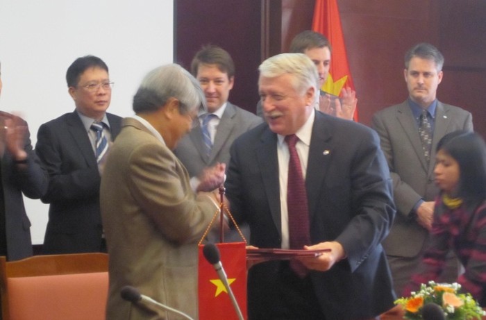 Ông Dương Ngọc Hải - Phó Chủ tịch VAST, trưởng đoàn đàm phán Việt Nam, và ông Michael F. O’Brien, Phó Giám đốc phụ trách các quan hệ quốc tế và quan hệ liên tổ chức của NASA trao văn bản ký kết tuyên bố chung về ý định hợp tác giữa VAST và NASA