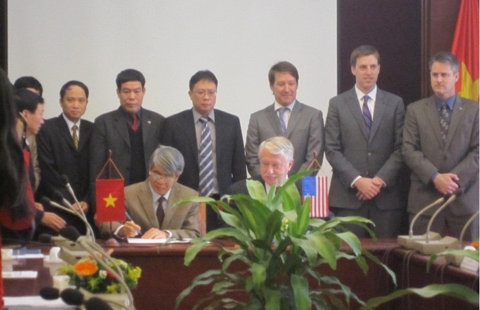 Ông Dương Ngọc Hải và ông Michael F. O’Brien trong lễ ký kết tuyên bố chung về ý định hợp tác giữa VAST và NASA sáng ngày 5/12 tại Hà Nội