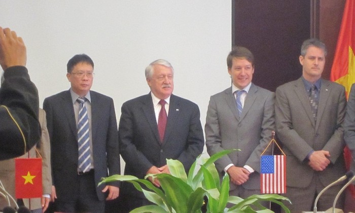 Ông Châu Văn Minh - Chủ tịch VAST (trái) và đoàn đại biểu của NASA