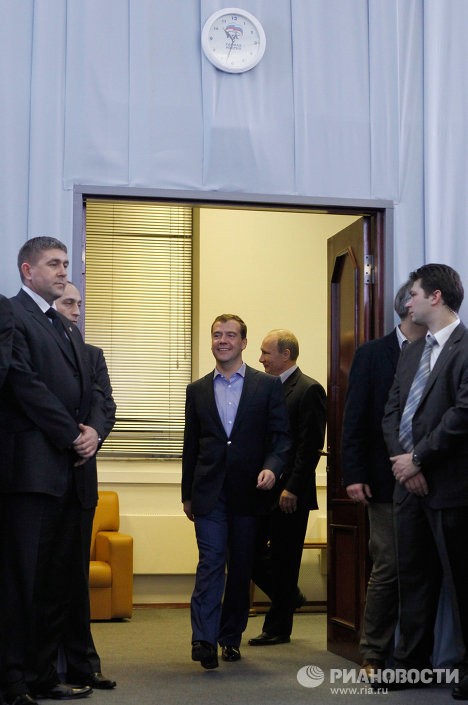 Tổng thống Medvedev và Thủ tướng Putin tại trụ sở Đảng nước Nga sau khi công bố kết quả bầu cử sơ bộ