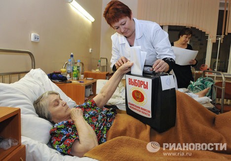 Các bệnh nhân bỏ phiếu trong phòng bệnh tại bệnh viện số 1 thành phố Chelyabinsk.