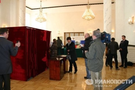 Cử tri Nga đi bỏ phiếu tại Đại sứ quán Nga tại Trung Quốc