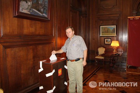 Người Nga đầu tiên đi bỏ phiếu tại Đại sứ quán Nga ở Buenos Aires,Argentina.