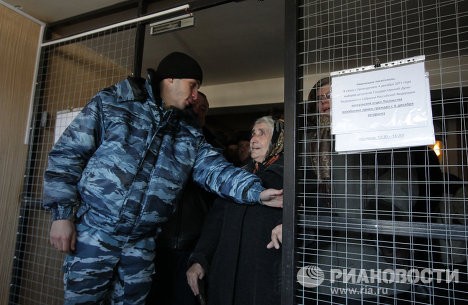 Người dân đi bỏ phiếu tại Lãnh sự Đại sứ quán Nga ở Nam Ossetia.