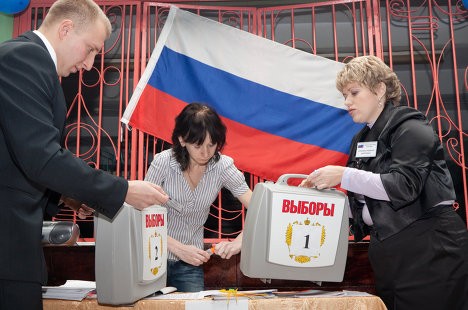 Các thành viên Ủy ban bầu cử của trạm bỏ phiếu số 49 tại Petropavlovsk-Kamchatska kiểm phiếu.
