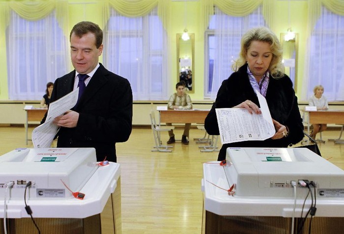 Tổng thống Medvedev và phu nhân tham gia bỏ phiếu tại Moscow