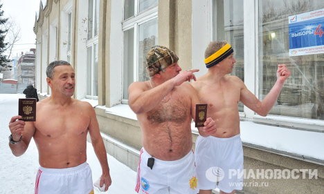 Các thành viên của câu lạc bộ bơi lội mùa đông tại một trạm bỏ phiếu ở Barnaul.