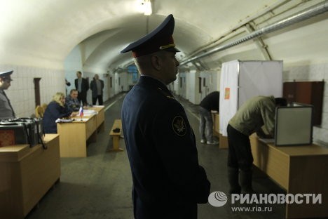 Cảnh một trạm bỏ phiếu tại nhà tù ở Nga