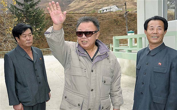 Nhà lãnh đạo Triều Tiên Kim Jong Il (giữa)