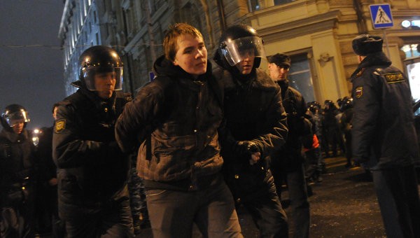 Một người biểu tình tại Moscow hôm 5/12 bị cảnh sát bắt giữ