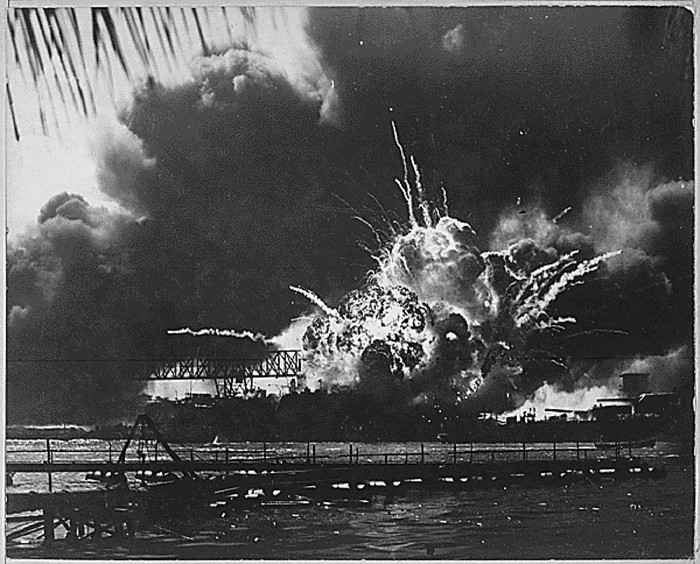Tàu USS SHAW của Mỹ phát nổ trong cuộc đột kích của quân đội Nhật tại Trân Châu Cảng ngày 7/12/1941.