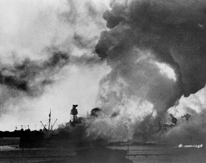 Tàu USS Arizona bốc cháy