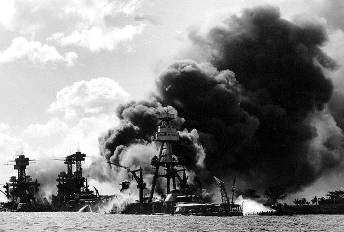 Các chiến hạm USS Arizona của Mỹ bị hỏng sau cuộc tấn công