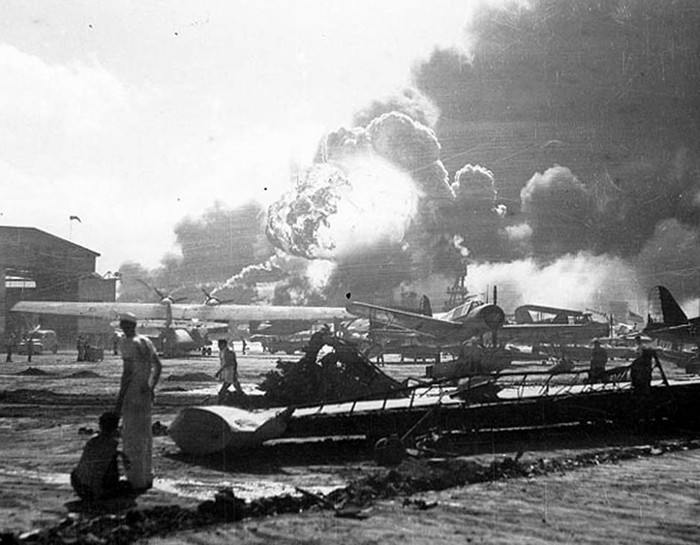 Cảnh hoang tàn tại căn cứ Hải quân đảo Ford sau cuộc đột kích của quân Nhật