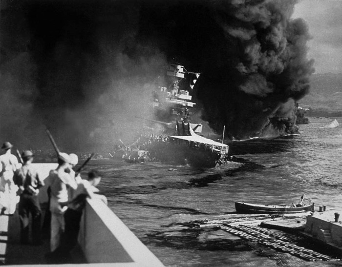 USS California bị nhấn chìm trong biển lửa