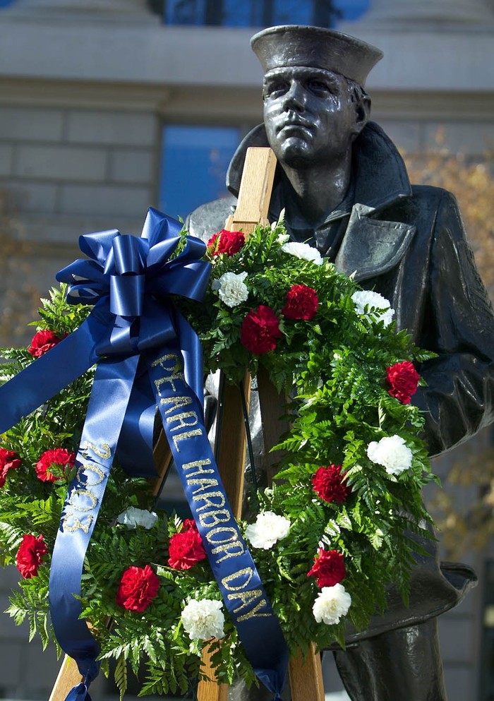 Một vòng hoa tưởng nhớ các binh sĩ thiệt mạng trong trận Trân Châu Cảng tại Đài tưởng niệm Hải quân, Washington ngày 7/12/2003