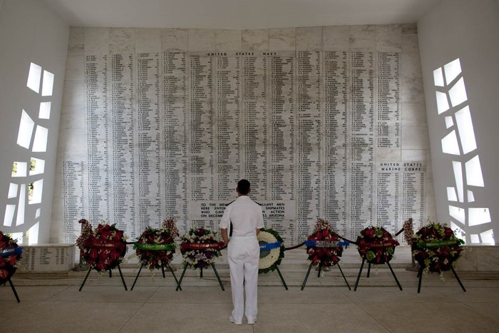 Chuẩn Đô đốc Michael Vitale dành một phút mặc niệm cho các binh sĩ thiệt mạng trong trận Trân Châu Cảng tại USS Arizona Memorial, trên đảo Oahu.