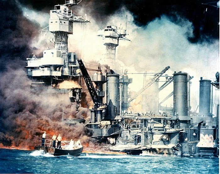 Tàu USS West Virginia bị đốt cháy