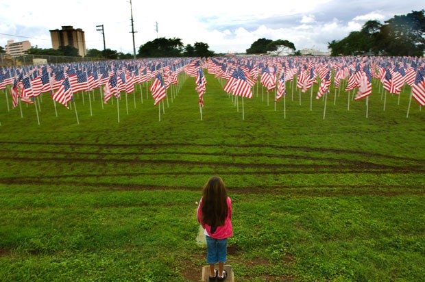 Bãi cắm cờ tưởng niệm 2.500 binh sĩ thiệt mạng tại USS Arizona Memorial.