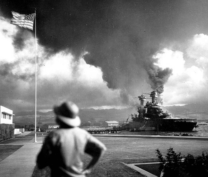 Chiến hạm USS California bốc cháy trong cuộc tấn công lịch sử
