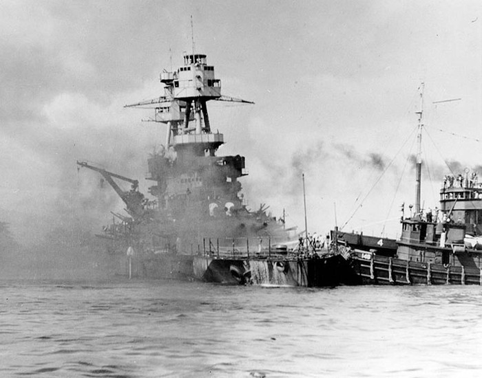 Tàu USS Nevada bị mắc cạn trong khi Waipio Point bốc cháy