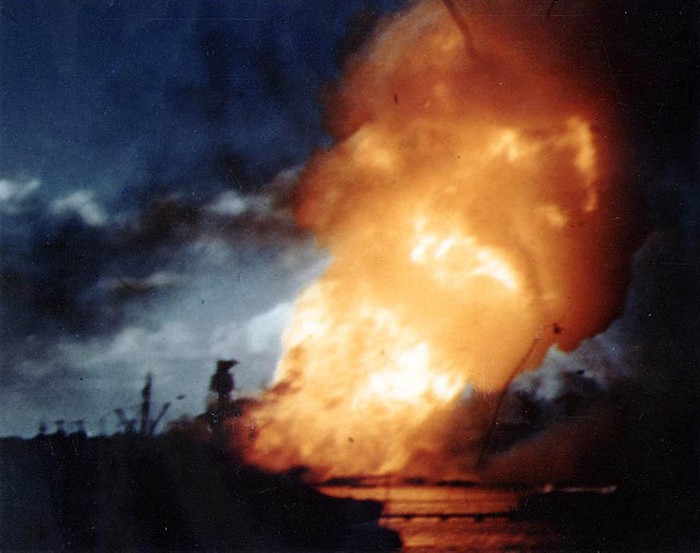 Tàu USS Arizona bốc cháy ngay thời điểm đầu diễn ra cuộc tấn công
