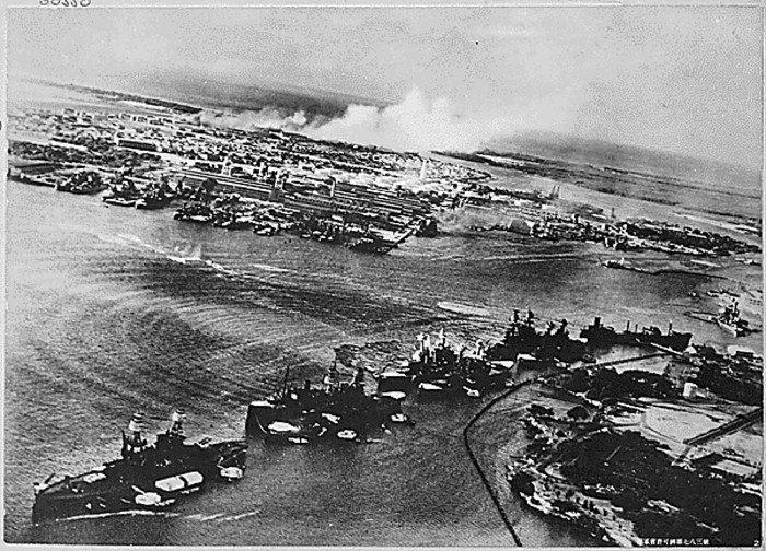 Ảnh chụp từ trên máy bay của Nhật Bản trong thời điểm diễn ra cuộc tấn công vào Trân Châu Cảng ngày 7/12/1941. Trong ảnh, khói bốc lên từ Hickam Field.