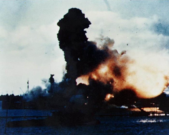 Tàu USS Arizona phát nổ sau khi bị trúng bom của Nhật Bản
