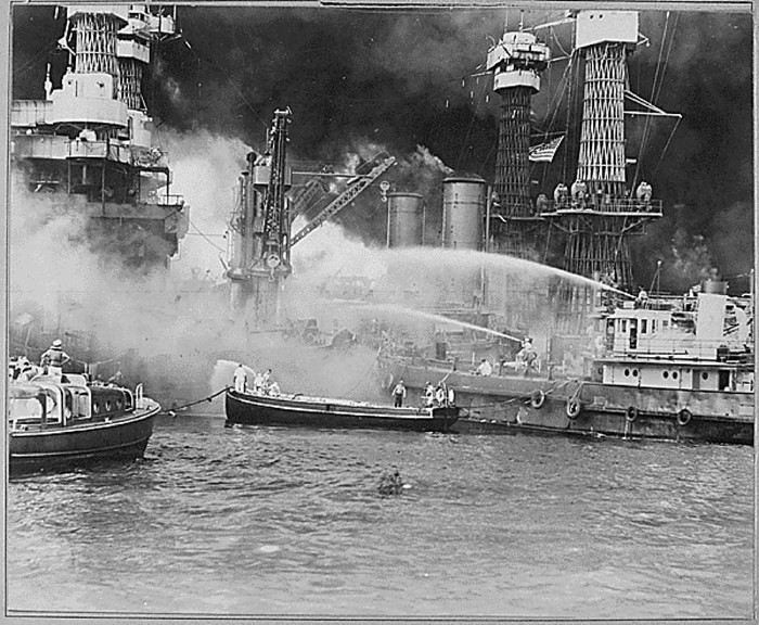 Cảnh hải quân Mỹ nỗ lực dập lửa trên tàu USS West Virginia