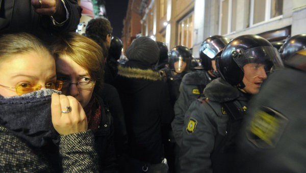 Cảnh sát chống bạo động kiểm soát biểu tình chống gian lận bầu cử tại Moscow
