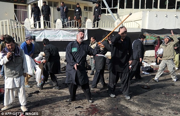 Một người đàn ông hét lên giận dữ sau vụ đánh bom giết chết 55 người ở Kabul.
