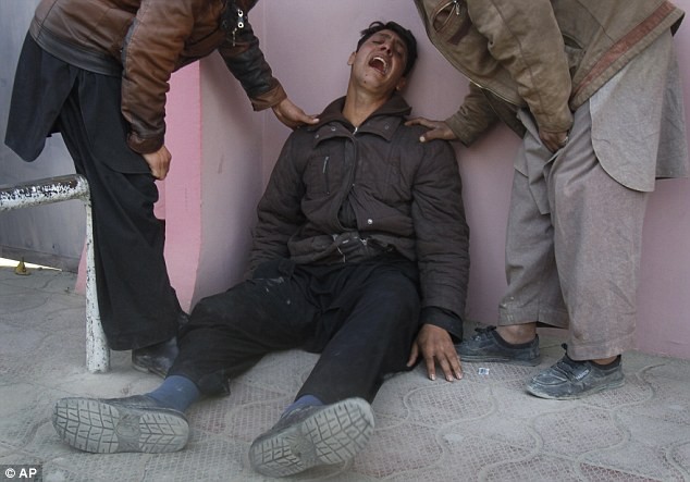Một người đàn ông đau đớn vì mất người thân khóc bên ngoài bệnh viện ở Kabul sau vụ đánh bom nhà thờ Hồi giáo