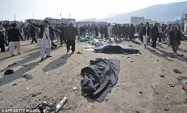 Một người đàn ông Afghanistan kêu gọi mọi người tới giúp đỡ đưa thi thể của các nạn nhân đi.