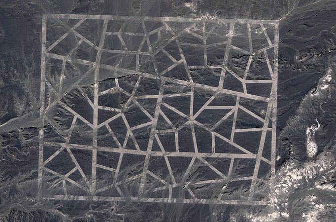 Cấu trúc hình vuông trông như một mê cung nằm cạnh cấu trúc hình tròn bí ẩn trên sa mạc Gobi