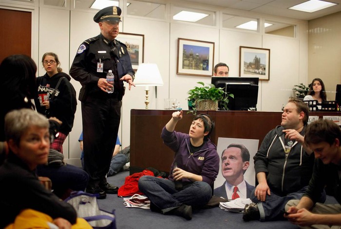 Hàng chục người biểu tình từ Pennsylvania chiếm văn phòng của thành viên Đảng Cộng hòa - thượng nghị sĩ Pat Toomey tại Washington hôm 6/12.
