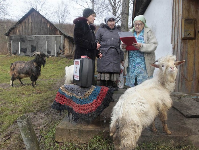 Một phụ nữ Nga đọc lá phiếu bầu cử hôm 4/12 tại ngôi làng Klukino, cách Moscow (Nga) 290 dặm về phía tây.