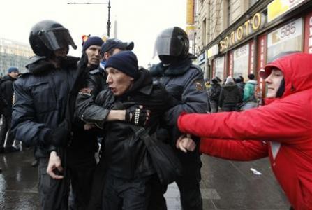 Cảnh sát bắt giữ người biểu tình tại St Petersburg