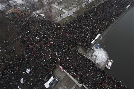 Đám đông người biểu tình đang đổ về quảng trường Bolotnaya