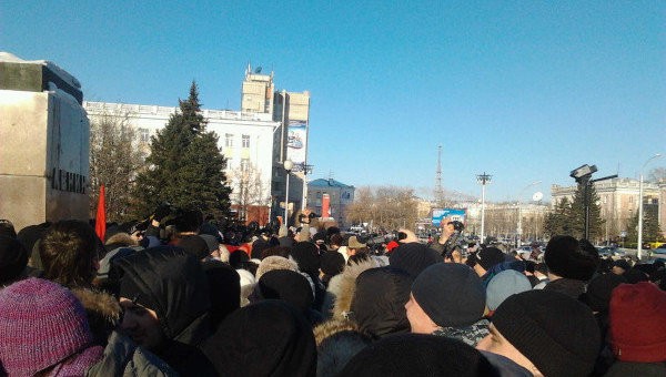 Người tham gia biểu tình ở Barnaul ngày 10/12. Ảnh Rian