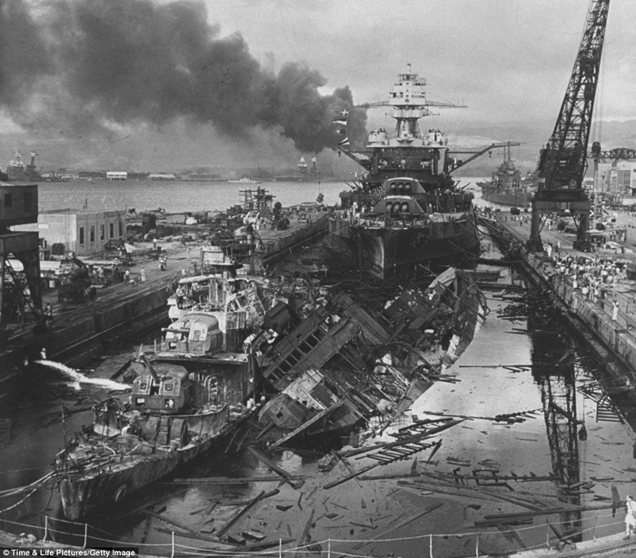 Cảnh hoang tàn tại Trân Châu Cảng sau cuộc tấn công của phát xít Nhật.