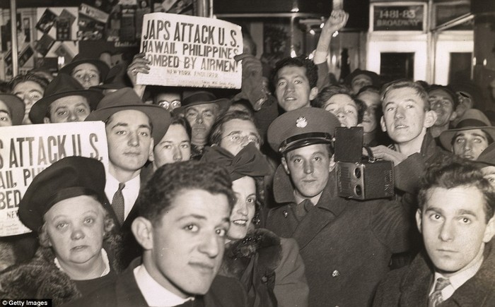 Đám đông tập trung trước quảng trường Thời Đại ở New York sau trận Trân Châu Cảng